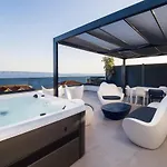 Luxury Apartment- Balcony- Private Rooftop And Jacuzzi- Common Pool 公寓 *