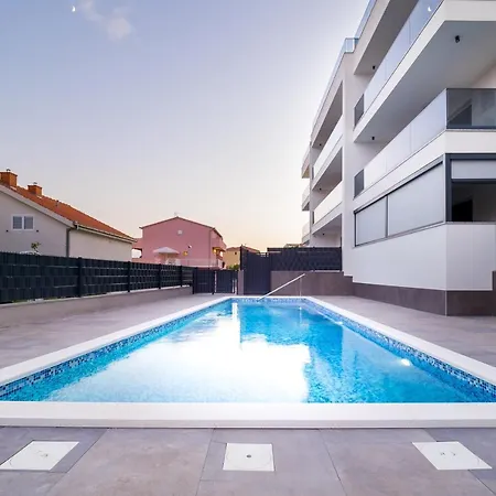 Luxury Apartment- Balcony- Private Rooftop And Jacuzzi- Common Pool
